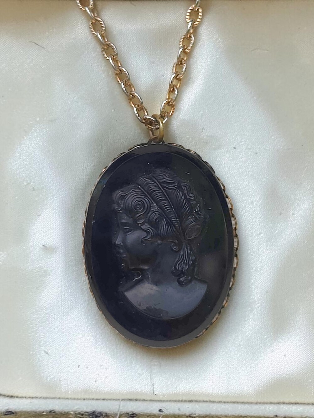 Vintage Left Facing Jet Cameo Mourning Pendant Necklace